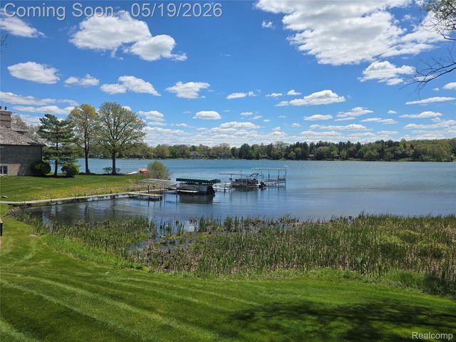 24 Chateaux Du Lac, Fenton Charter Township, MI 48430