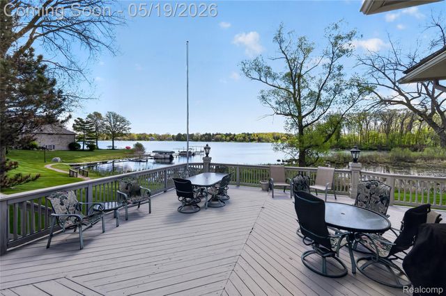 24 Chateaux Du Lac, Fenton Charter Township, MI 48430