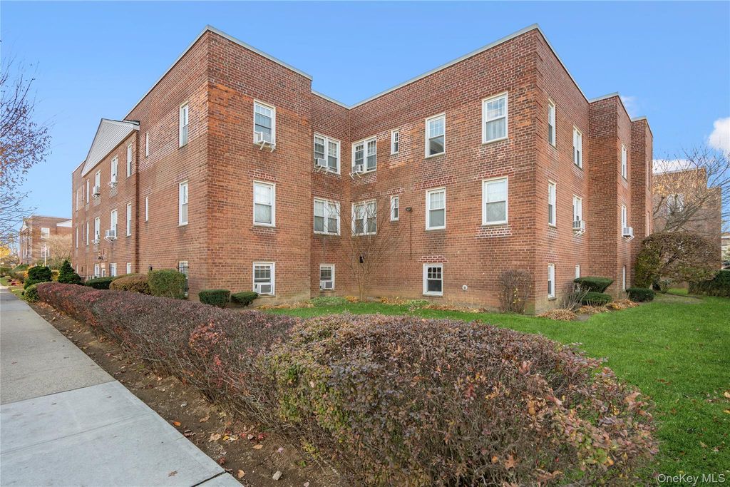 200 N Village Avenue 100, Rockville Centre, NY 11570 — photo 2