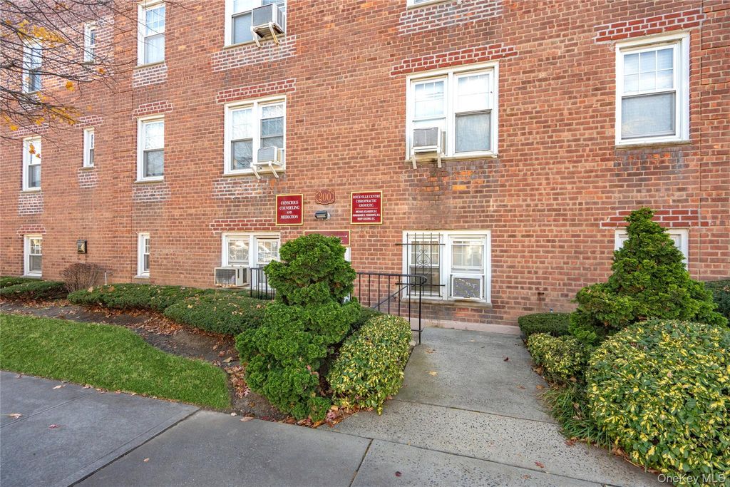 200 N Village Avenue 100, Rockville Centre, NY 11570 — photo 3
