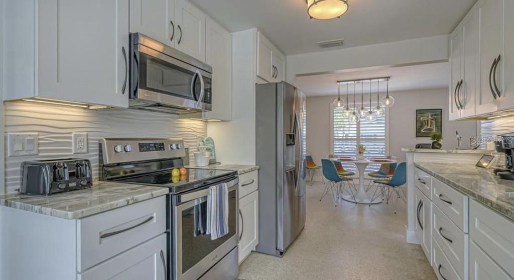 Image 7 of property listing at 2904 HOMASASSA ROAD, Sarasota, FL 34239