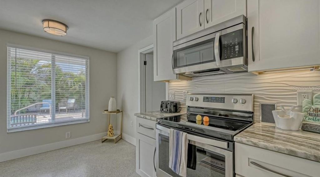 Image 8 of property listing at 2904 HOMASASSA ROAD, Sarasota, FL 34239