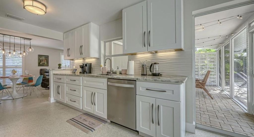 Image 9 of property listing at 2904 HOMASASSA ROAD, Sarasota, FL 34239