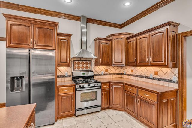 2801 SW Windermere DR, Topeka, KS 66614