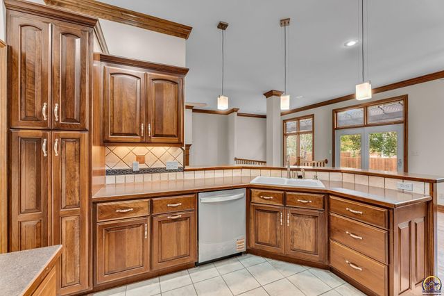 2801 SW Windermere DR, Topeka, KS 66614