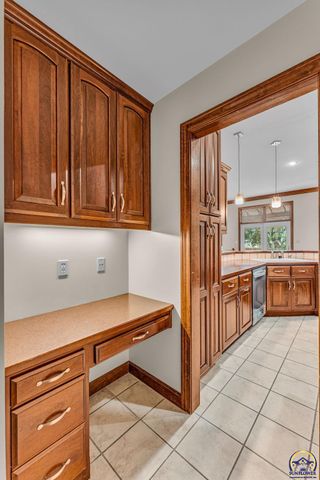 2801 SW Windermere DR, Topeka, KS 66614