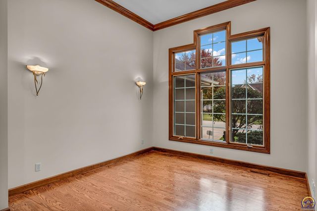 2801 SW Windermere DR, Topeka, KS 66614