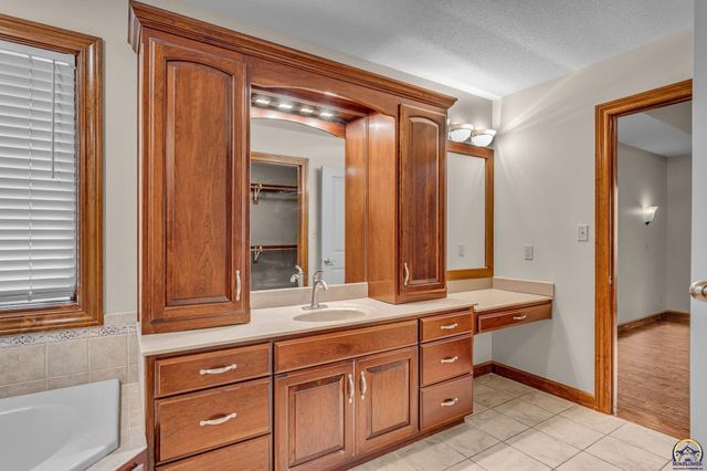 2801 SW Windermere DR, Topeka, KS 66614