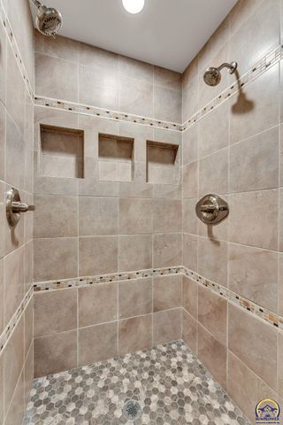 2801 SW Windermere DR, Topeka, KS 66614