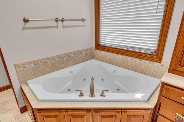 2801 SW Windermere DR, Topeka, KS 66614