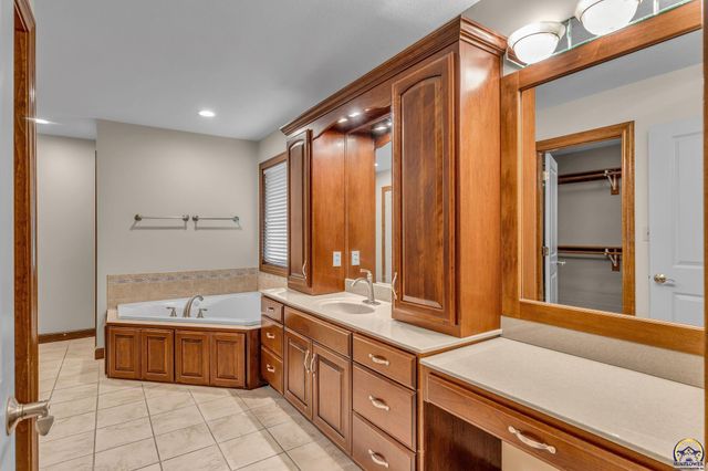 2801 SW Windermere DR, Topeka, KS 66614