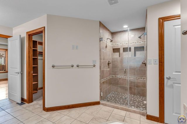 2801 SW Windermere DR, Topeka, KS 66614