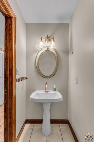 2801 SW Windermere DR, Topeka, KS 66614