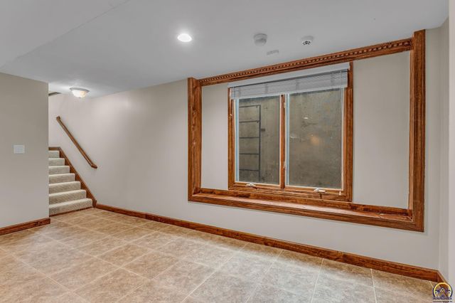 2801 SW Windermere DR, Topeka, KS 66614