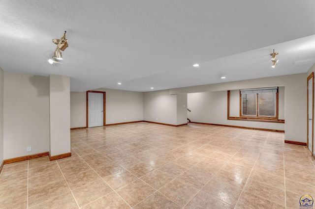 2801 SW Windermere DR, Topeka, KS 66614