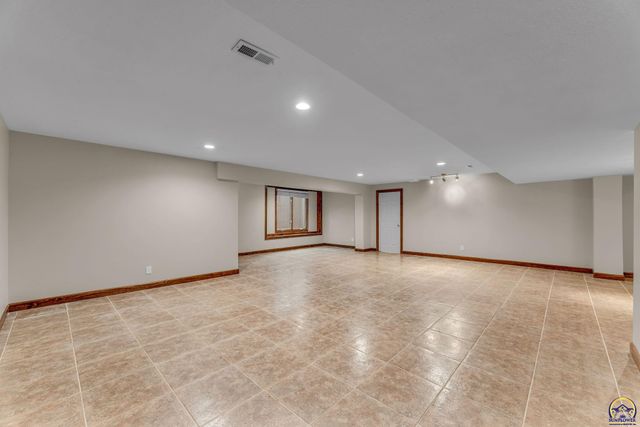 2801 SW Windermere DR, Topeka, KS 66614