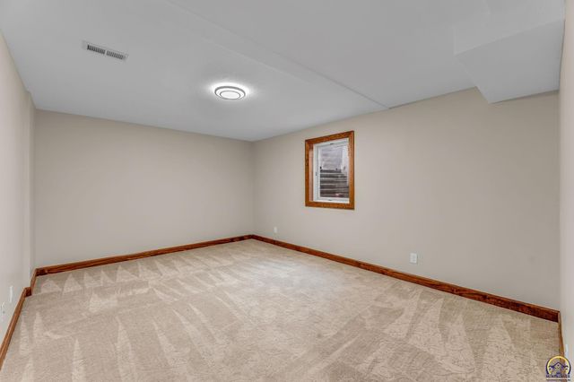 2801 SW Windermere DR, Topeka, KS 66614