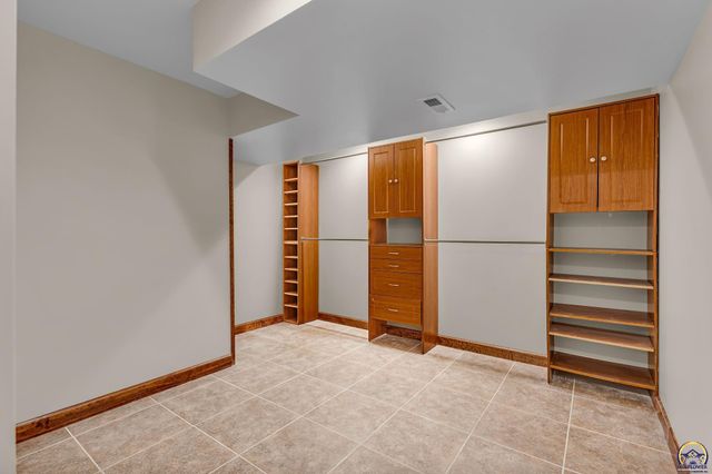 2801 SW Windermere DR, Topeka, KS 66614