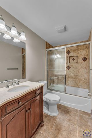 2801 SW Windermere DR, Topeka, KS 66614