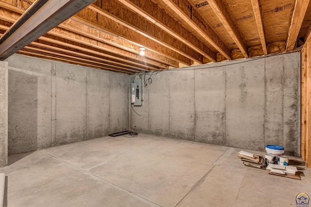 2801 SW Windermere DR, Topeka, KS 66614