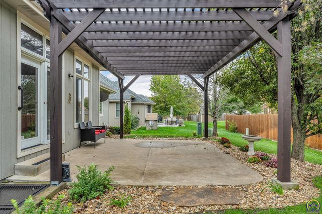 2801 SW Windermere DR, Topeka, KS 66614