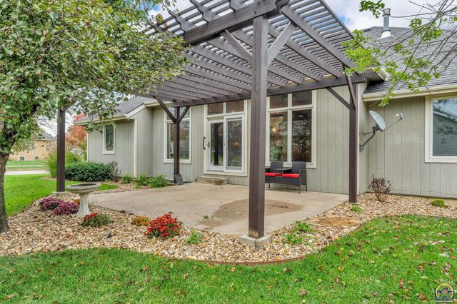 2801 SW Windermere DR, Topeka, KS 66614