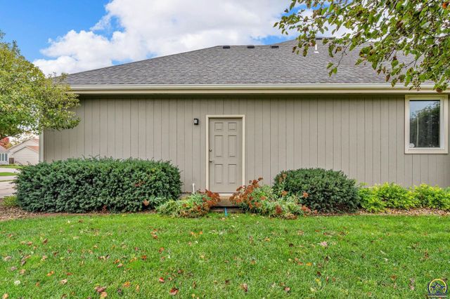 2801 SW Windermere DR, Topeka, KS 66614