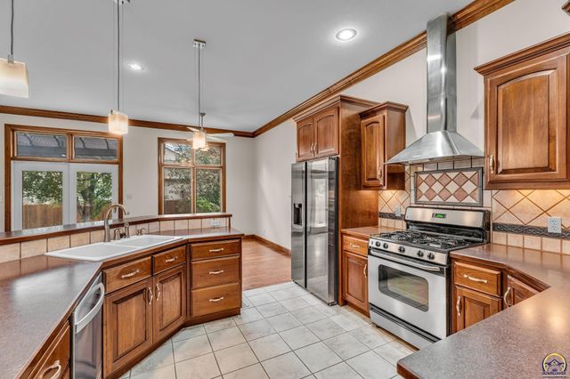 2801 SW Windermere DR, Topeka, KS 66614