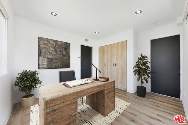 10842 Victory Boulevard 301, North Hollywood (los Angeles), CA 91606