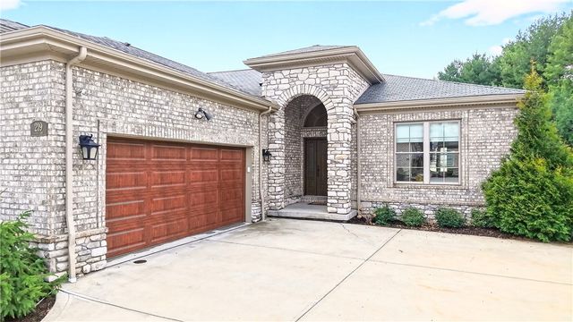 219 Lucca Ln, Upper St Clair, PA 15241