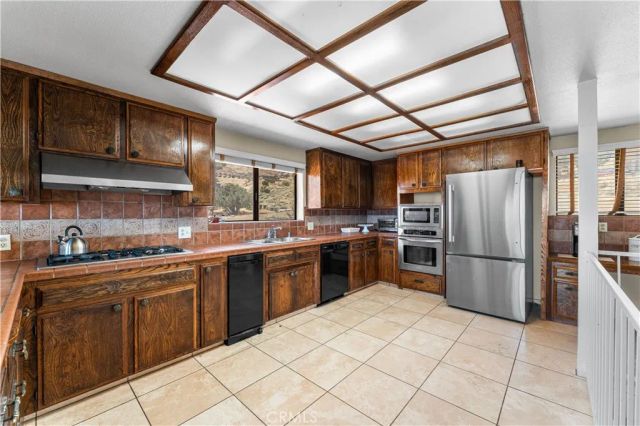 1055 lakeview Drive, Palmdale, CA 93551