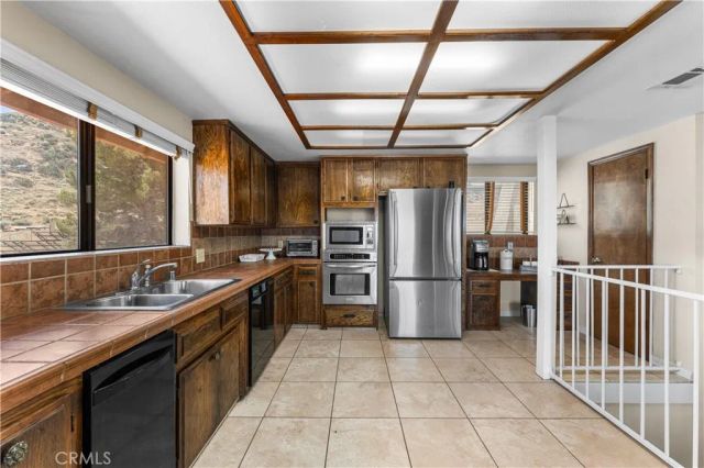 1055 lakeview Drive, Palmdale, CA 93551