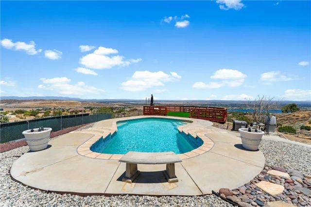 1055 lakeview Drive, Palmdale, CA 93551