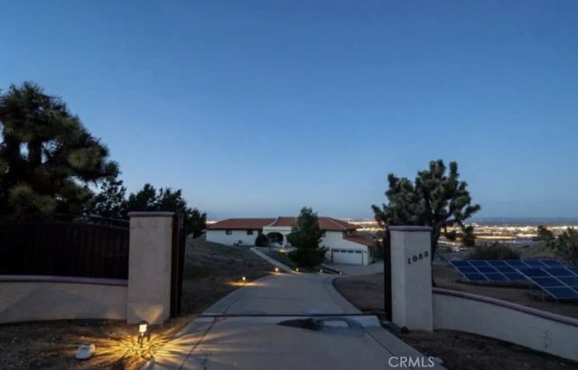 1055 lakeview Drive, Palmdale, CA 93551