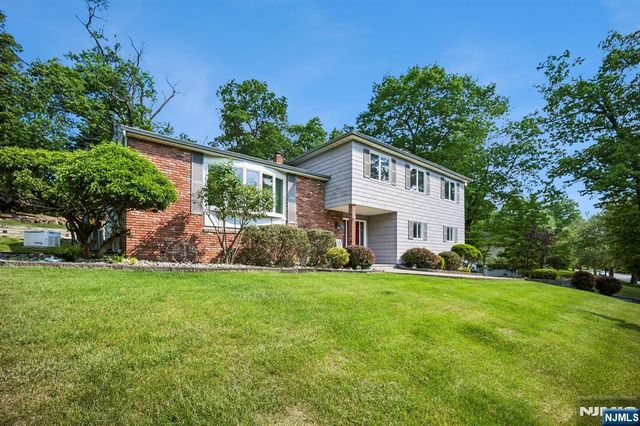 17 Stonewall Drive, Livingston, NJ 07039