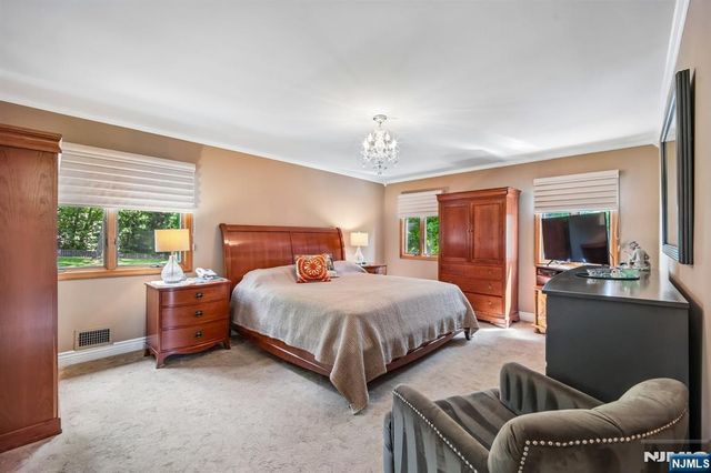 17 Stonewall Drive, Livingston, NJ 07039
