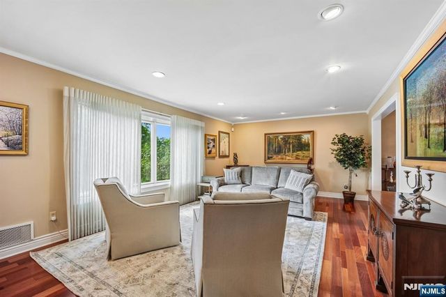 17 Stonewall Drive, Livingston, NJ 07039