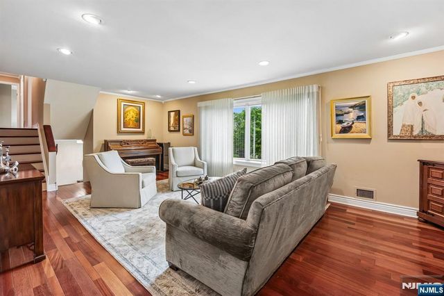 17 Stonewall Drive, Livingston, NJ 07039