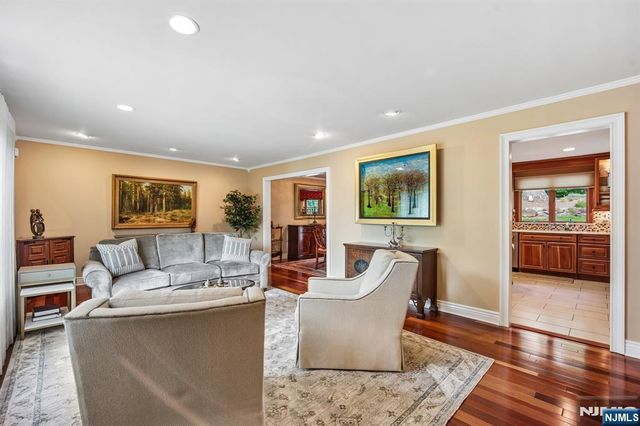 17 Stonewall Drive, Livingston, NJ 07039
