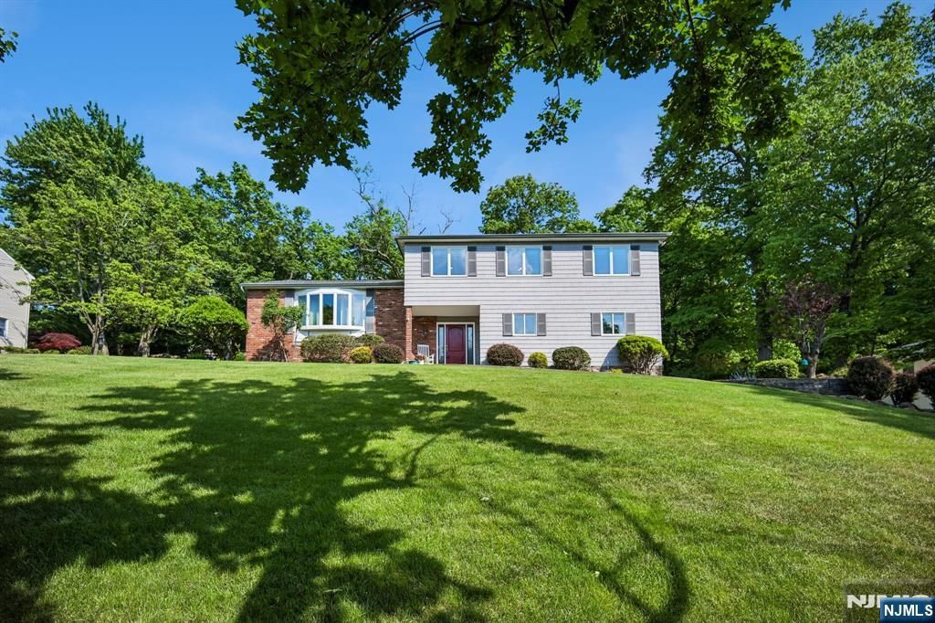 17 Stonewall Drive, Livingston, NJ 07039