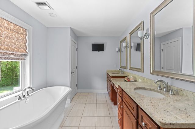 5 Clinton Dr, Rehoboth, MA 02769