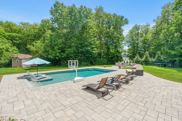 5 Clinton Dr, Rehoboth, MA 02769