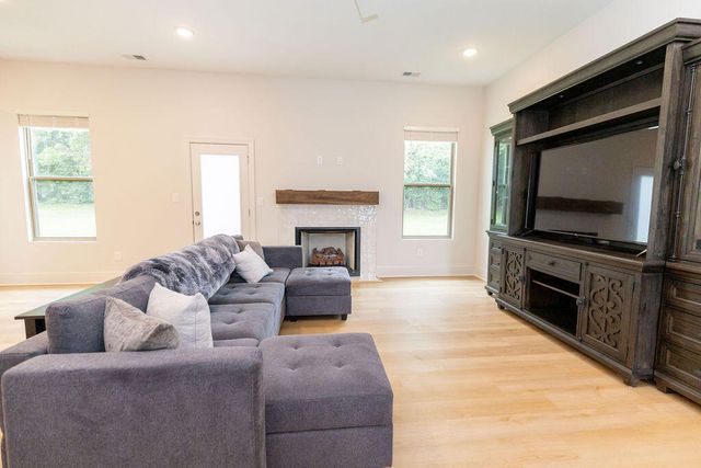 904 Shelburne Way, Nicholasville, KY 40356