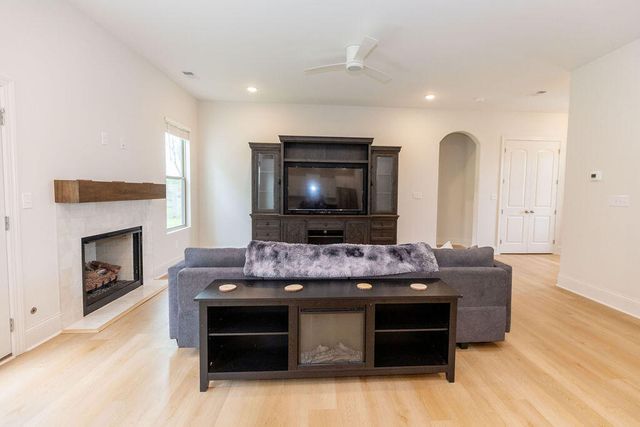 904 Shelburne Way, Nicholasville, KY 40356