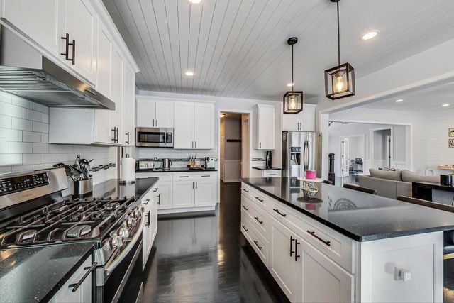 10S330 Oneill Drive, Burr Ridge, IL 60527