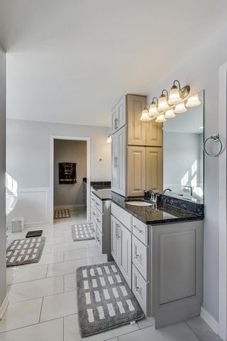 10S330 Oneill Drive, Burr Ridge, IL 60527