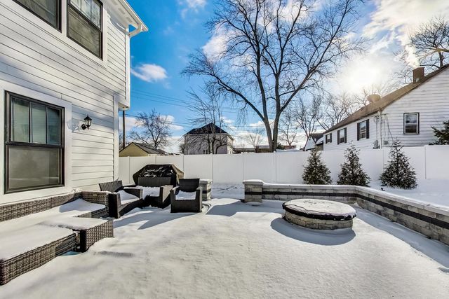 10S330 Oneill Drive, Burr Ridge, IL 60527