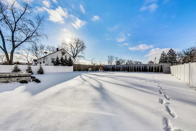 10S330 Oneill Drive, Burr Ridge, IL 60527