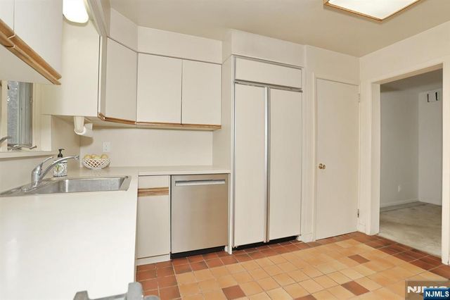 678 Oakley Place, Oradell, NJ 07649
