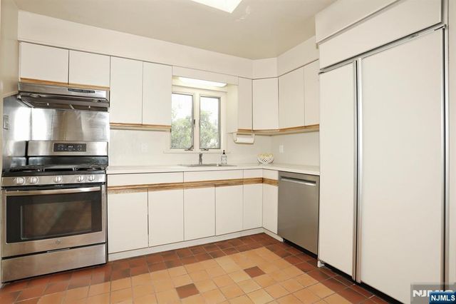 678 Oakley Place, Oradell, NJ 07649